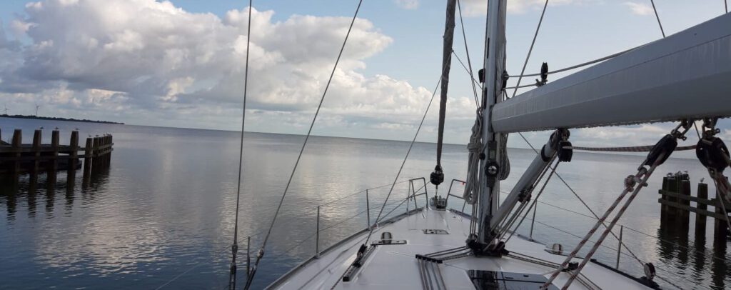 Vorderteil eines Segelbootes mit Blick über das Wasser